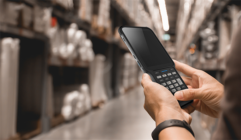 Терминал сбора данных с защитным бампером Bluebird EK430 Long Range; Qualcomm, Android 10, GMS, WWAN, 4.3", 4GB, 32GB, SE4850, 5MP, 13MP, Hot Swap, 6800mAh Battery, NFC, 1 Nano SIM, Micro SD Slot, IP65, 34 w/ F-Keys, USB-C, RUBBER BOOT